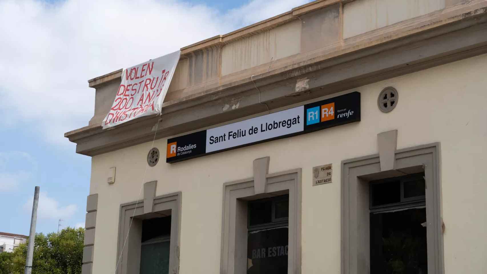 Estación de tren de Sant Feliu de Llobregat, actualmente okupada / LUIS MIGUEL AÑÓN