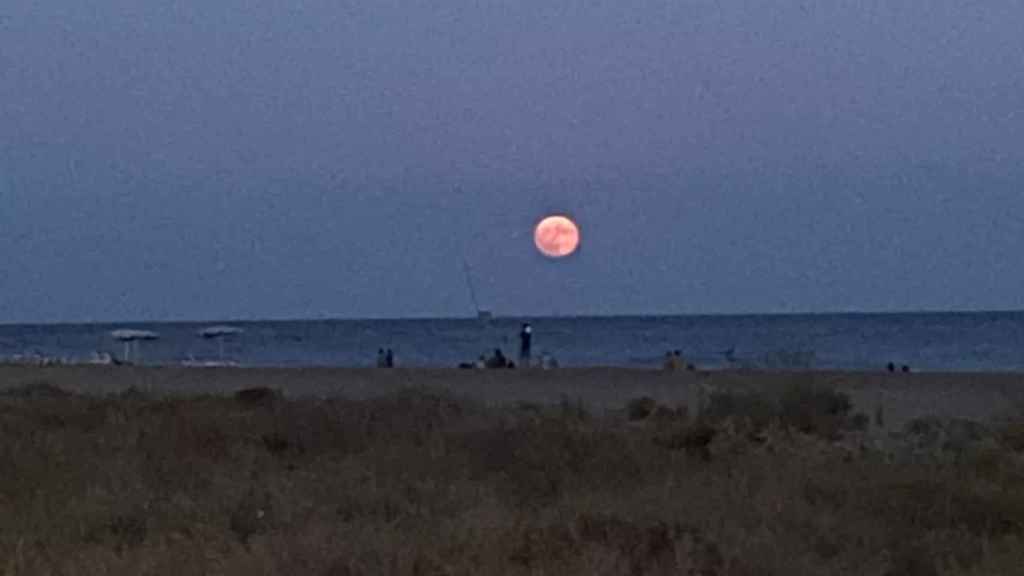 La superluna, el 1 de agosto de 2023, desde Castelldefels / CLARA FERNÁNDEZ