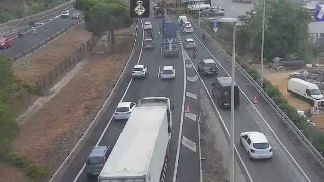 Retenciones en la ronda Litoral en Barcelona por un accidente de tráfico / TRÀNSIT