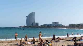 Bañistas en la playa de la Barceloneta / LUIS MIGUEL AÑÓN