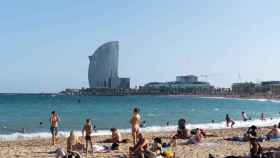 Bañistas en la playa de la Barceloneta / LUIS MIGUEL AÑÓN