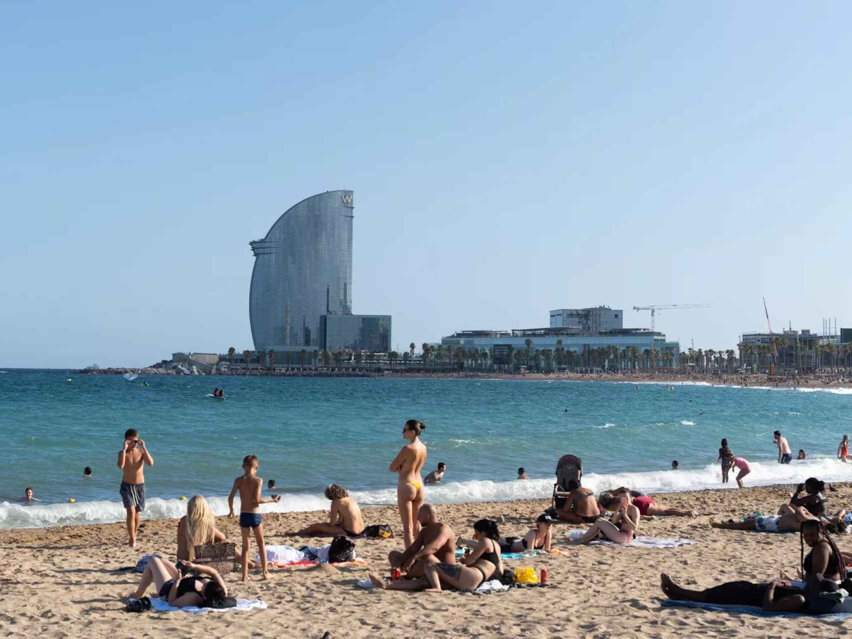 Buscan a un pervertido por fotografiar a mujeres en la playa de Barcelona