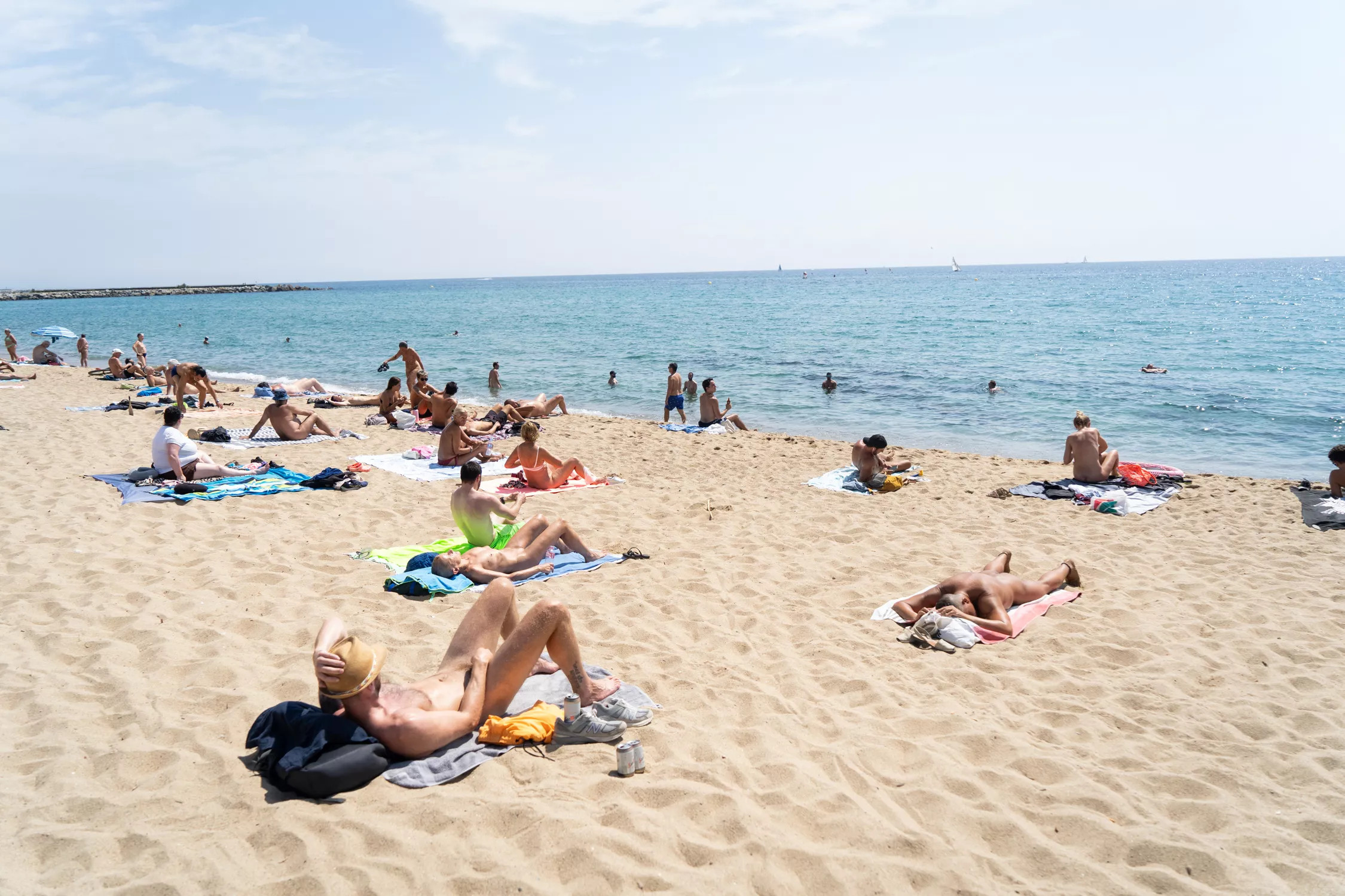 Invasión de bañistas con ropa en playas nudistas de Barcelona: Un mirón  se masturbó a mi lado