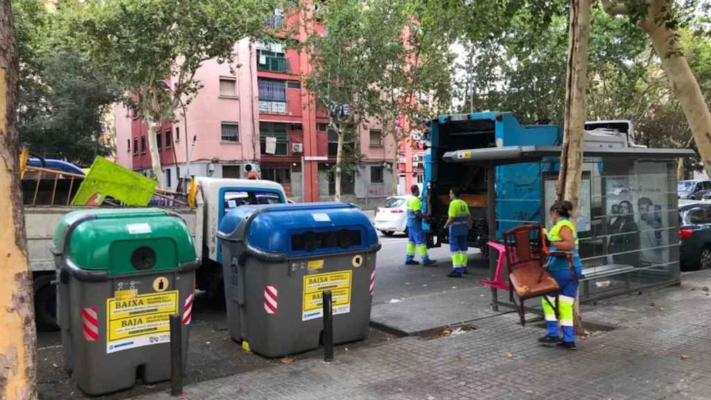 Operativo de limpieza en el barrio de Sant Roc de Badalona / AJ BADALONA