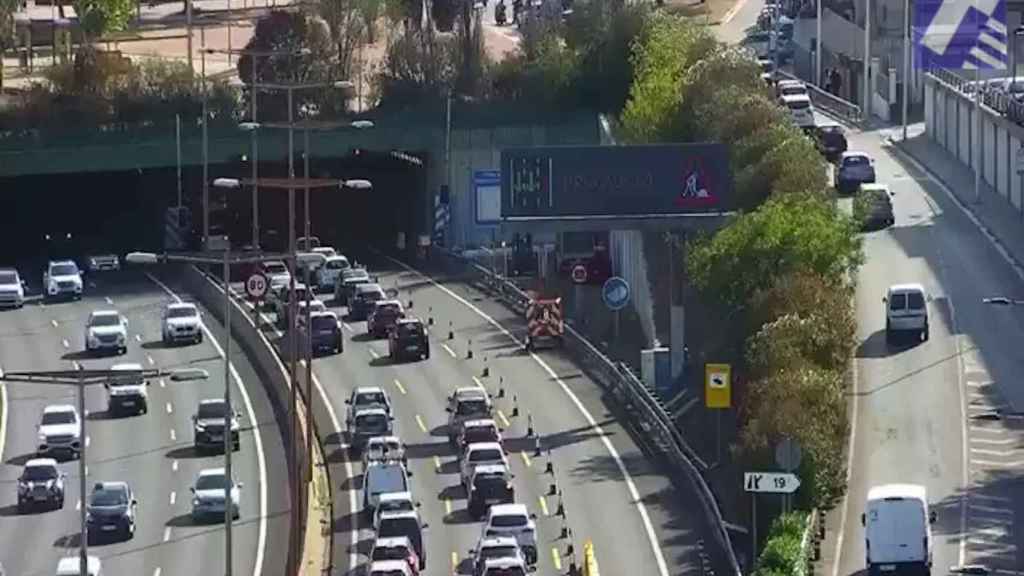 Caos en la ronda de Dalt por unas obras que cortan un carril / TRÀNSIT