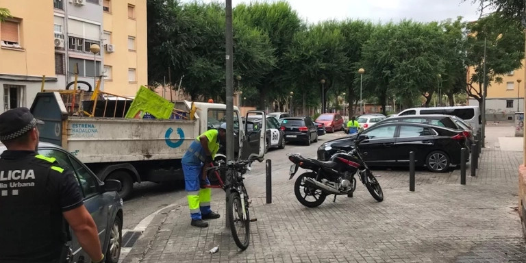 Operativo de limpieza en el barrio de Sant Roc de Badalona / AJ BADALONA