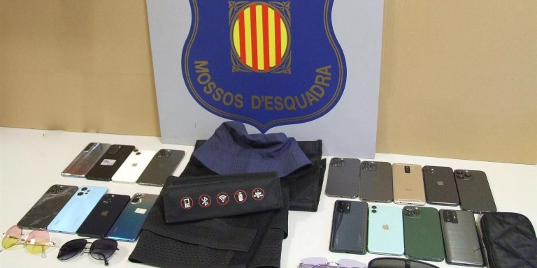 Detenidos dos hombres en Santa Coloma por presuntamente robar 17 móviles en un festival / MOSSOS D'ESQUADRA