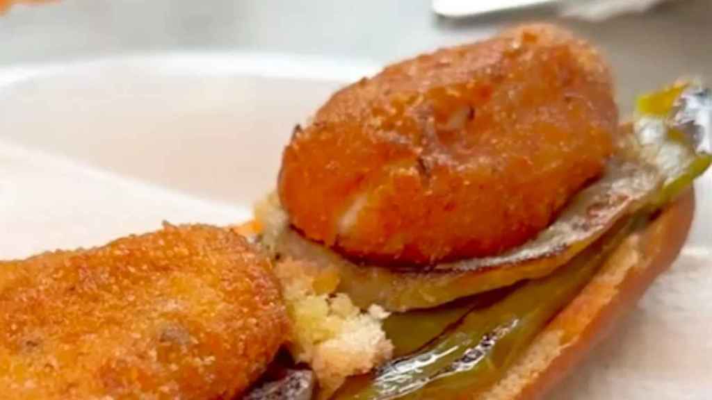 Bocadillo de croquetas en El cafè del mercat / BravasBarcelona