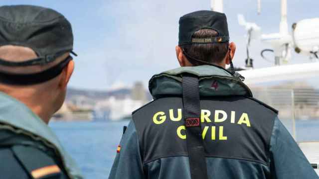 Un agente del Servicio Marítimo Provincial de Barcelona de la Guardia Civil / LUIS MIGUEL AÑÓN (MA)