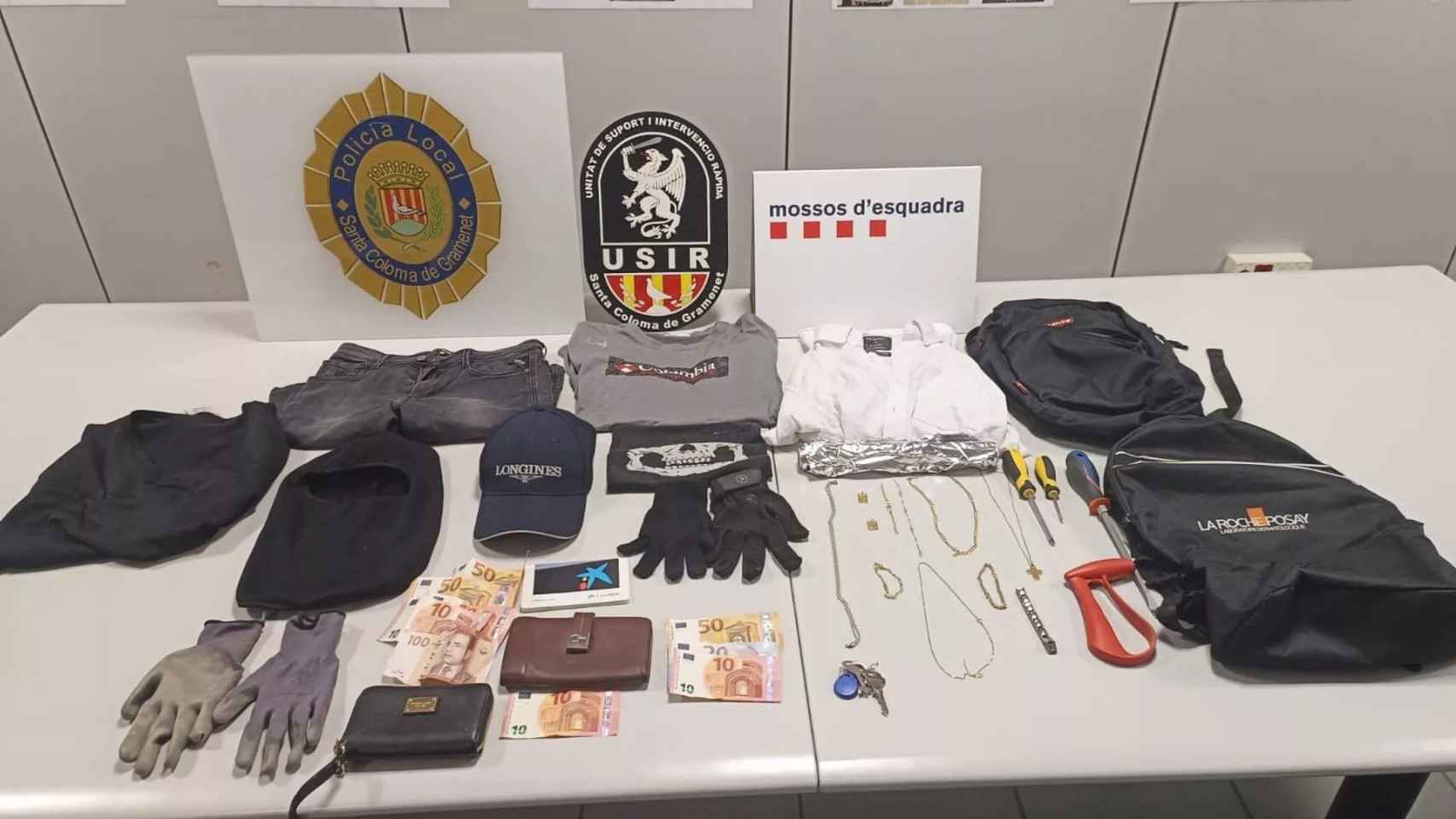 Cadenas de oro, documentación del propietario de la casa robada y distintas herramientas, ropa y pasamontañas encontradas en el registro a los presuntos ladrones / AYUNTAMIENTO DE SANTA COLOMA DE