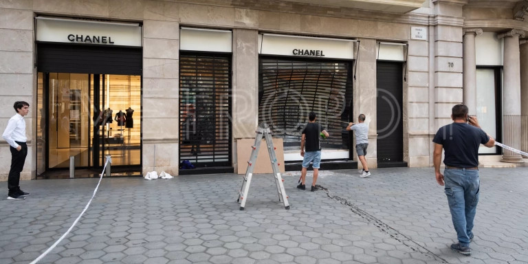 Robo por alunizaje en la tienda Chanel del paseo de Gràcia de Barcelona / LUIS MIGUEL AÑÓN