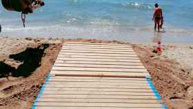 Trabajos de mantenimiento en la playa de Gavà tras el temporal / AMB