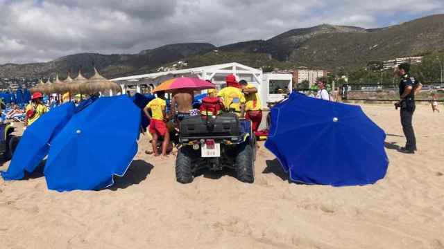 Equipos de emergencia salvan a un bañista en Castelldefels de morir ahogado / GUB