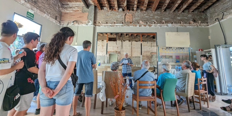 Una conferencia en el interior de la estación de tren de Sant Feliu / CEDIDA