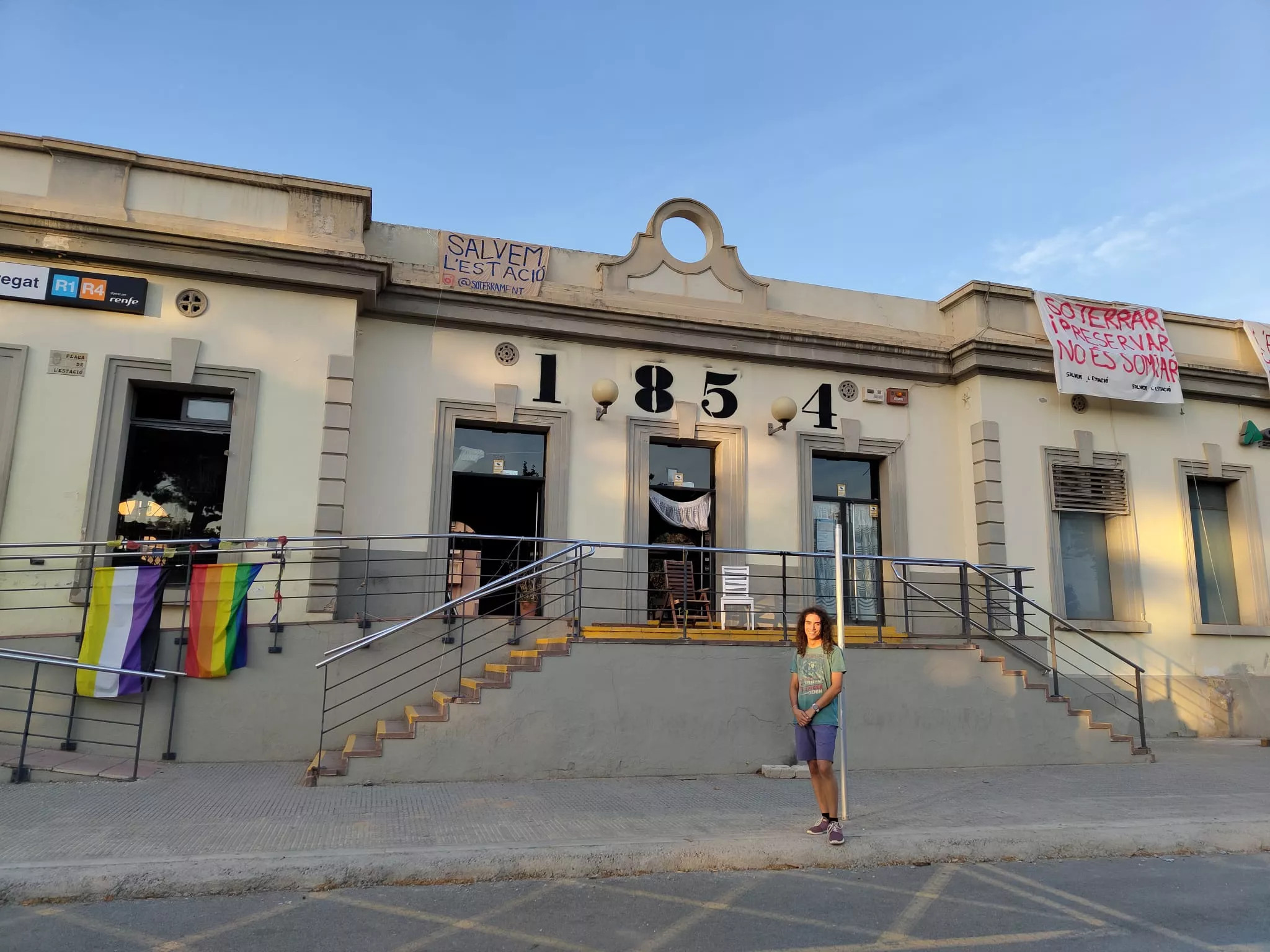 La activista y okupa Andrea J. Meseguer en la estación de tren de Sant Feliu / CEDIDA