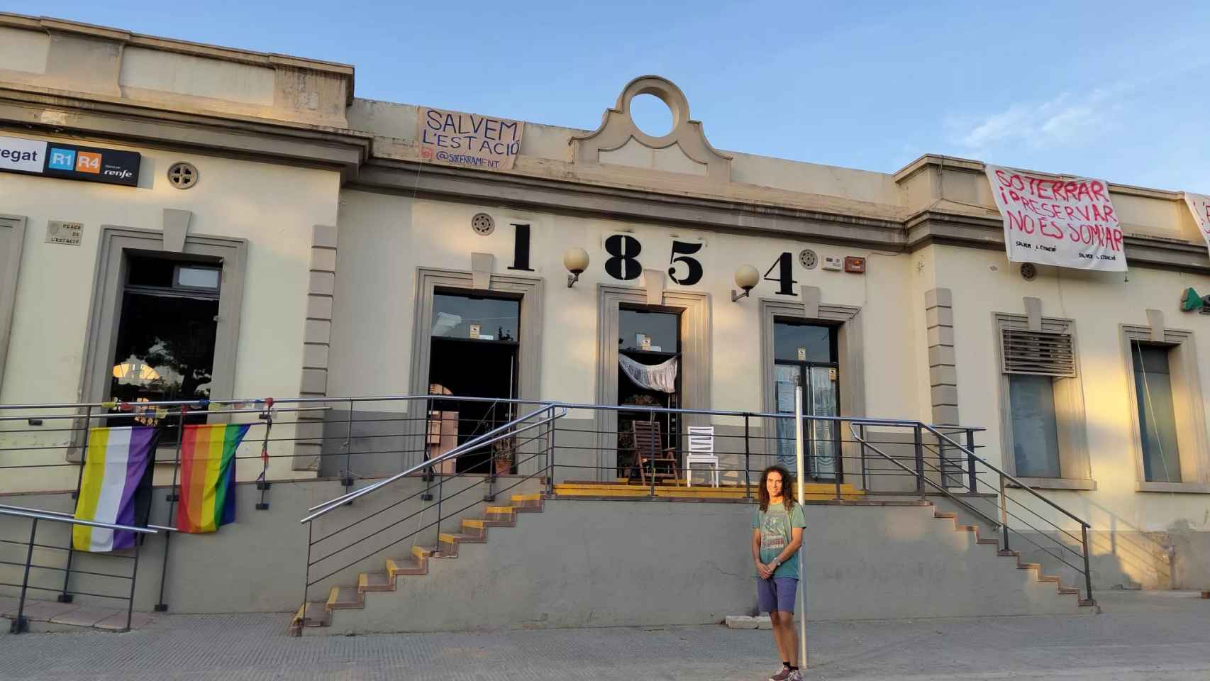 El activista y okupa Andrea J. Meseguer en la estación de tren de Sant Feliu / CEDIDA