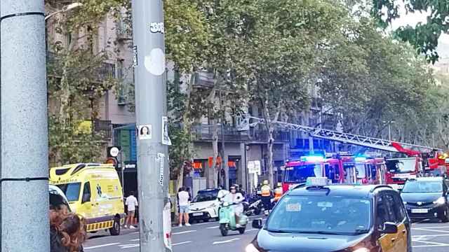 Los bomberos rescatan a personas en un incendio en la ronda de Sant Pere / METRÓPOLI