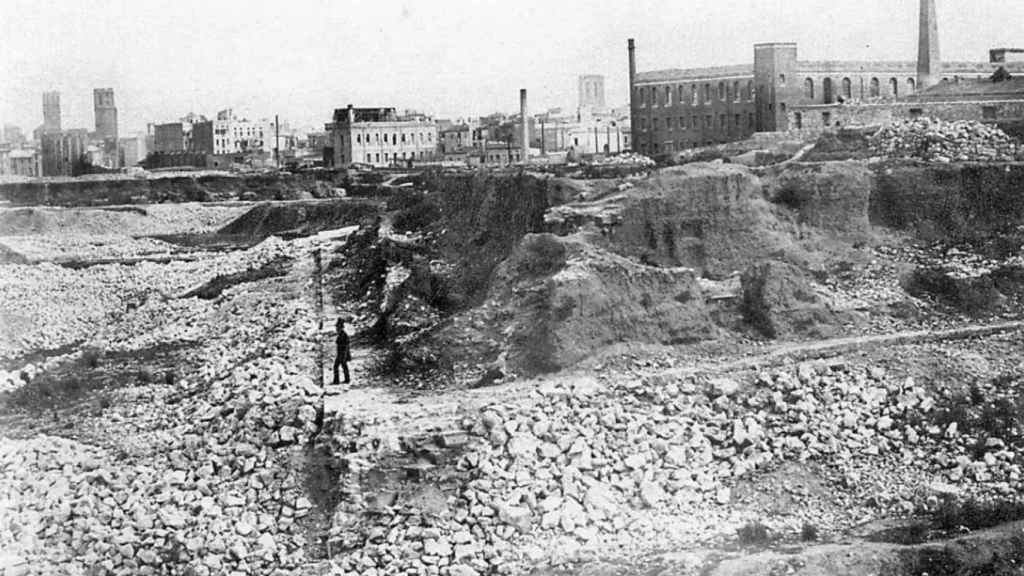 Restos del Baluarte de los Tellers en 1855 que muestran los edificios de la antigua Fábrica Bonaplata a la derecha / WIKIPEDIA