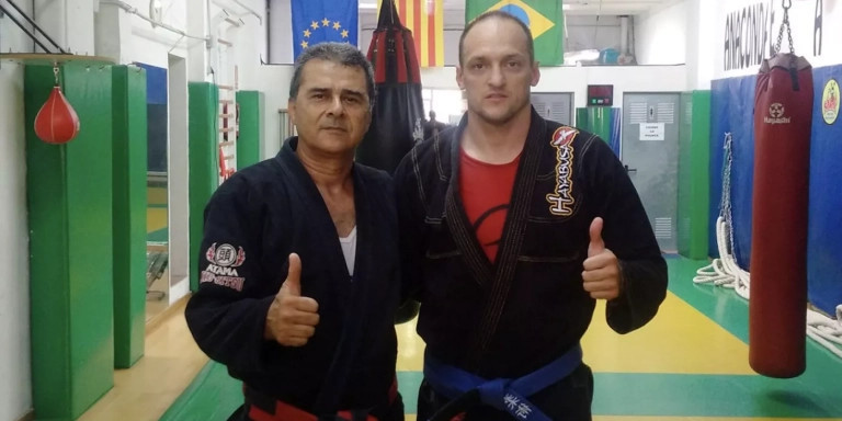 Chen Moraes a la izquierda con un alumno en su escuela de Jiu-Jitsu en Barcelona / TWITTER