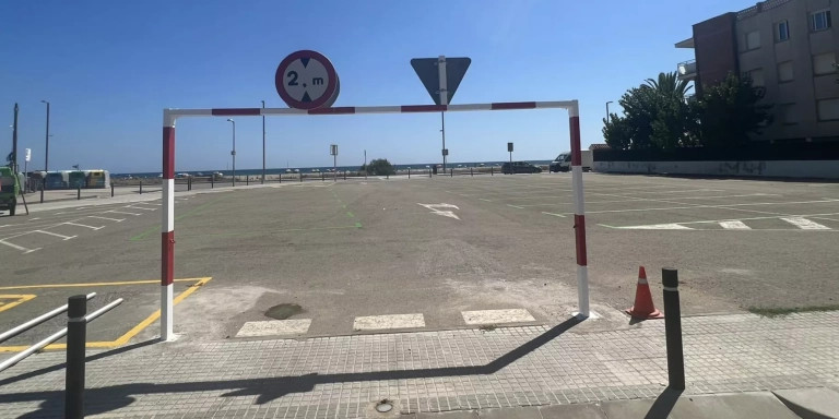 Castelldefels habilita 50 nuevas plazas de aparcamiento a primera línea de playa / TWITTER