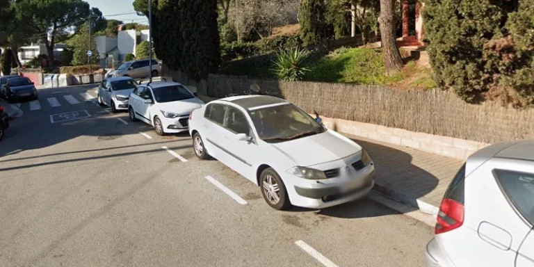 Vehículos aparcados en la calle de Anglí / MAPS