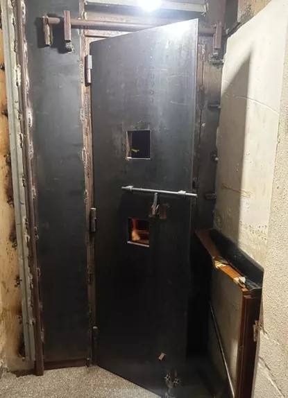 Puerta blindada de acceso al 'narcobunker' / MOSSOS