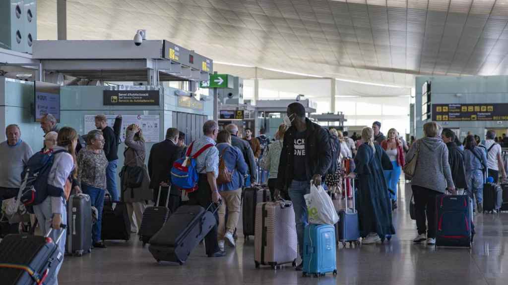 Un grupo de personas con maletas en el aeropuerto de Barcelona