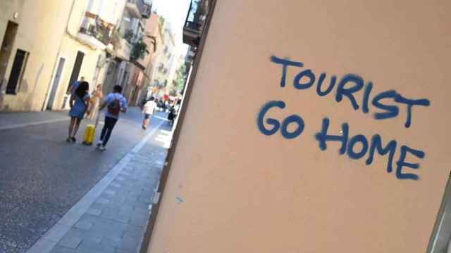 Pintada en contra de los turistas en el bario de Gràcia / Twitter