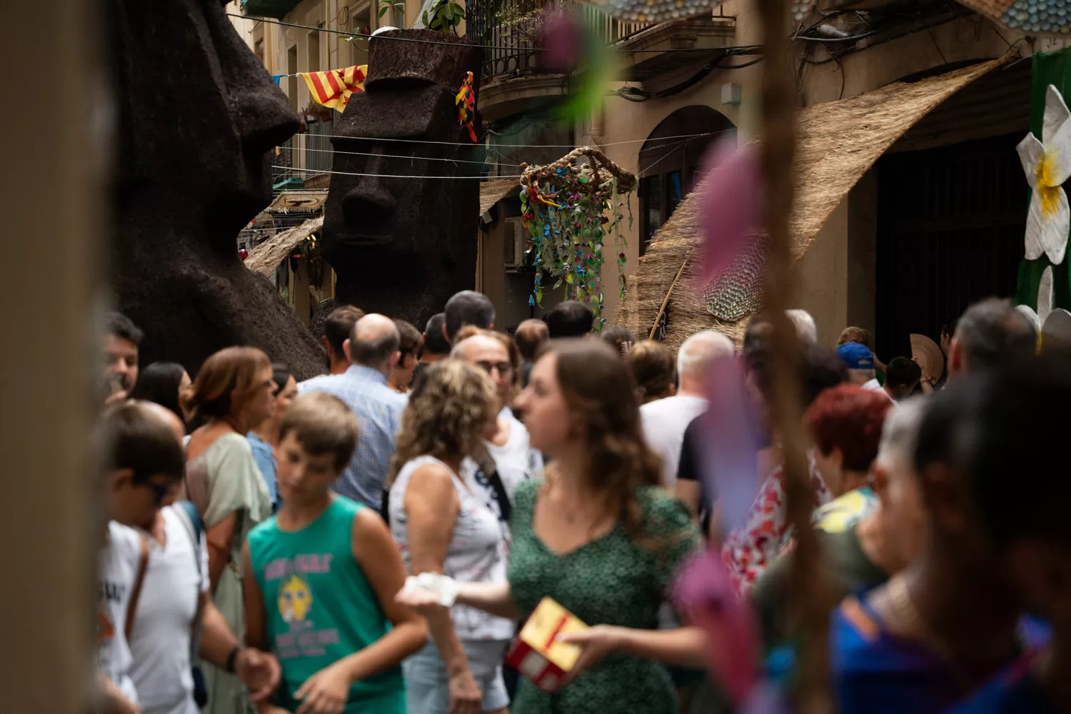 Barceloneses disfrutando de las Fiestas de Gràcia / LUIS MIGUEL AÑÓN