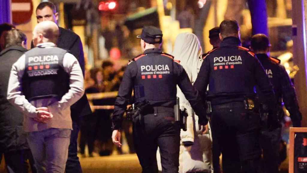 Agentes de los Mossos d'Esquadra con un detenido en una imagen de archivo