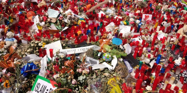Flores y velas en el homenaje de las víctimas del 17A en Barcelona / EUROPA PRESS