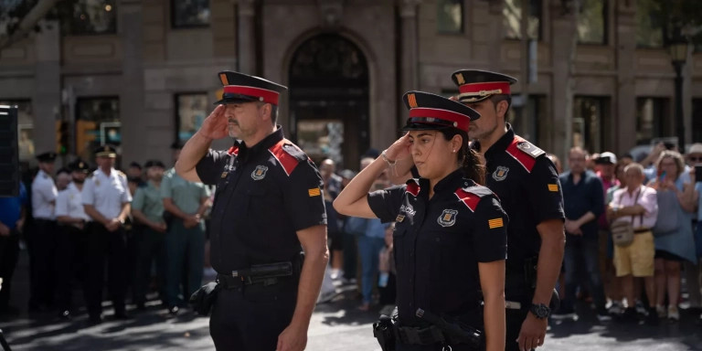 Mossos d'Esquadra en el homenaje a las víctimas del 17A en Barcelona / LUIS MIGUEL AÑÓN