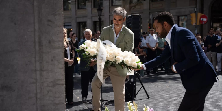 El líder de Vox en Barcelona, Gonzalo de Oro-Pulido, junto con Ignacio Garriga en el homenaje / LUIS MIGUEL AÑÓN