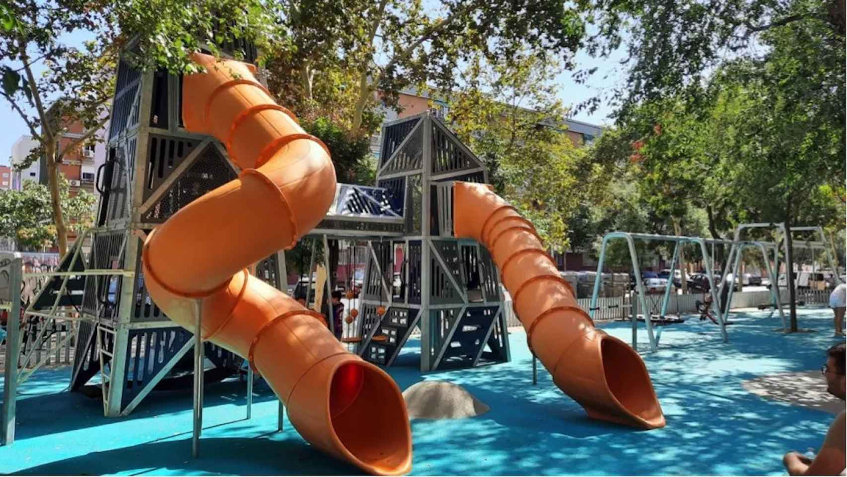 Toboganes del nuevo parque infantil en Barcelona / AJ. BCN