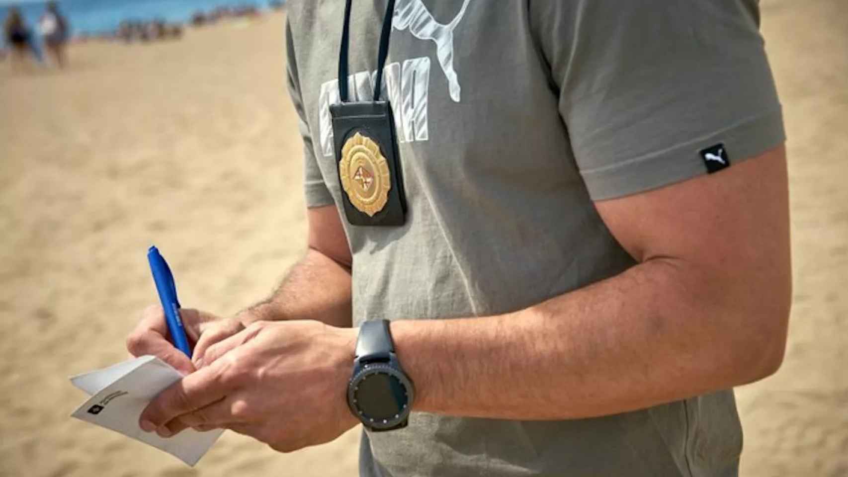 Un agente de paisano en la playa de la Barceloneta / GUB