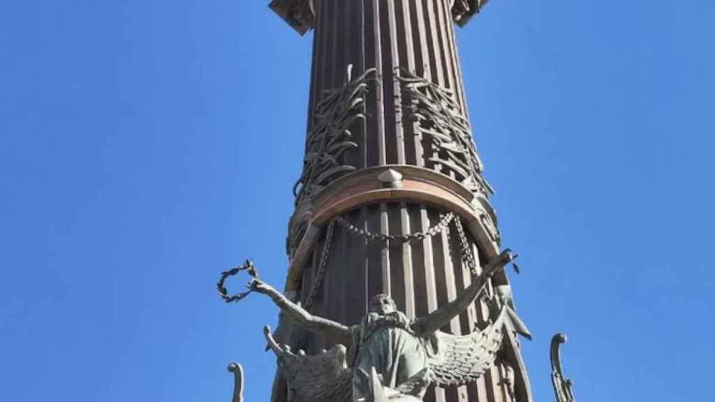 Hoja de cáñamo en el monumento a Colón / Ajuntament de Barcelona