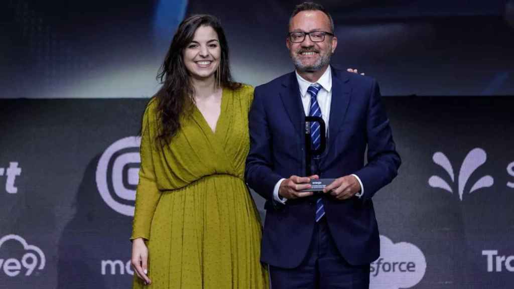 Los representantes de la empresa recogiendo el galardón / Emergia