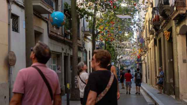 Calle Sagunt, ganadora del premio a mejor decoración en las fiestas de Sants / GALA ESPÍN