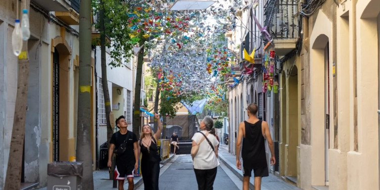 Calle Sagunt, ganadora del premio a mejor decoración en las fiestas de Sants / GALA ESPÍN