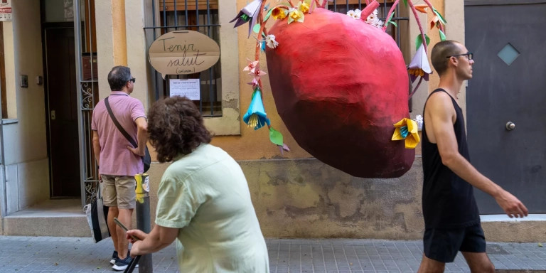 Calle Sagunt, ganadora del premio a mejor decoración en las fiestas de Sants / GALA ESPÍN