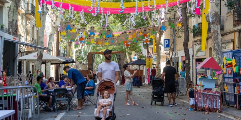 Decorado de la calle Vallespir de Dalt por las fiestas de Sants / GALA ESPÍN