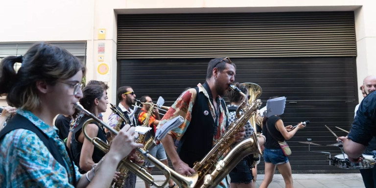 Una charanga en la calle Papin durante las Fiestas de Sants 2023 / GALA EPÍN