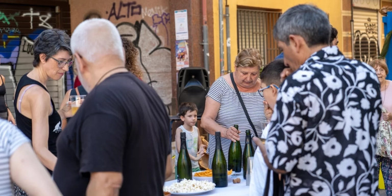 Ambiente familiar y festivo en las Fiestas de Sants / GALA ESPÍN