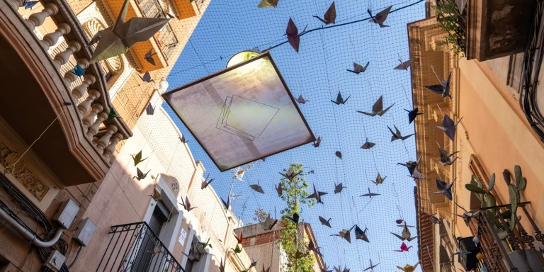 Parte de la decoración de la calle Sagunt en las fiestas de Sants 2023 / GALA ESPÍN