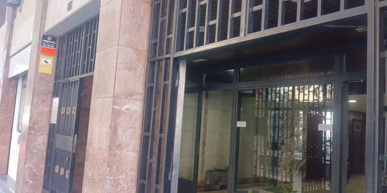 Exterior del bloque de pisos en el que se ha hecho el operativo policial / METRÓPOLI