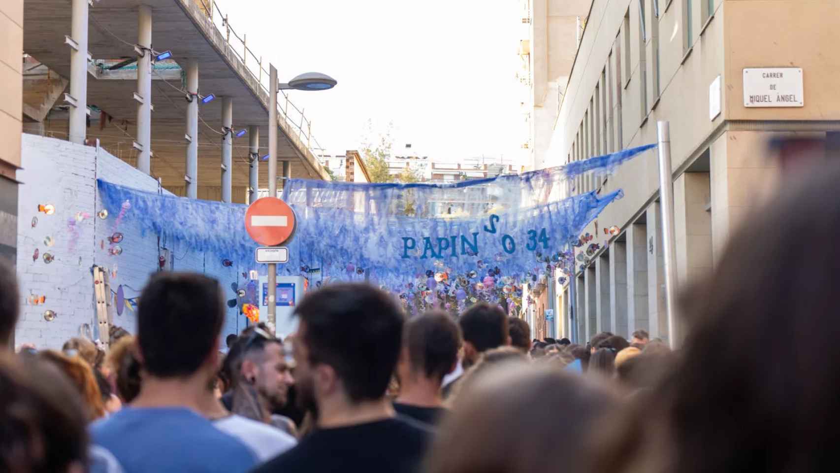 Las calles de Sants decoradas en la edición de 2023