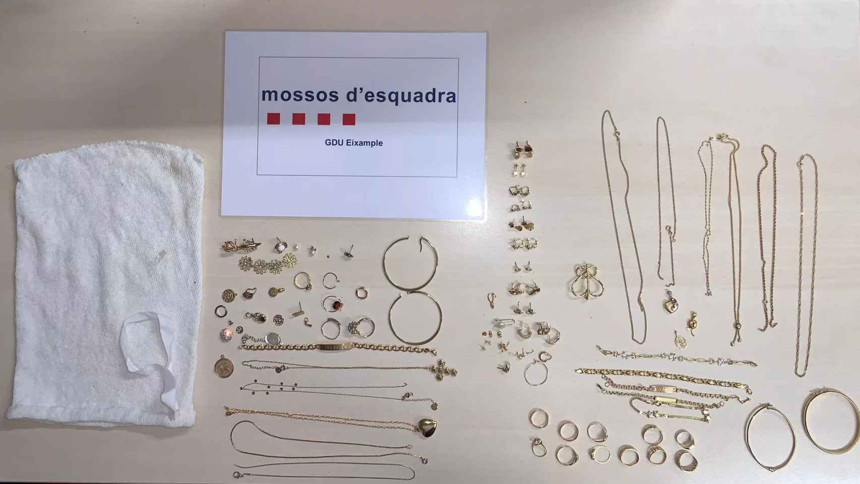 61 joyas de oro valoradas al peso en 3.450 euros / Mossos