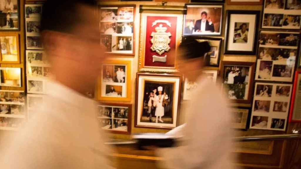 La 'pared de la gloria' del restaurante Botafumeiro / BOTAFUMEIRO