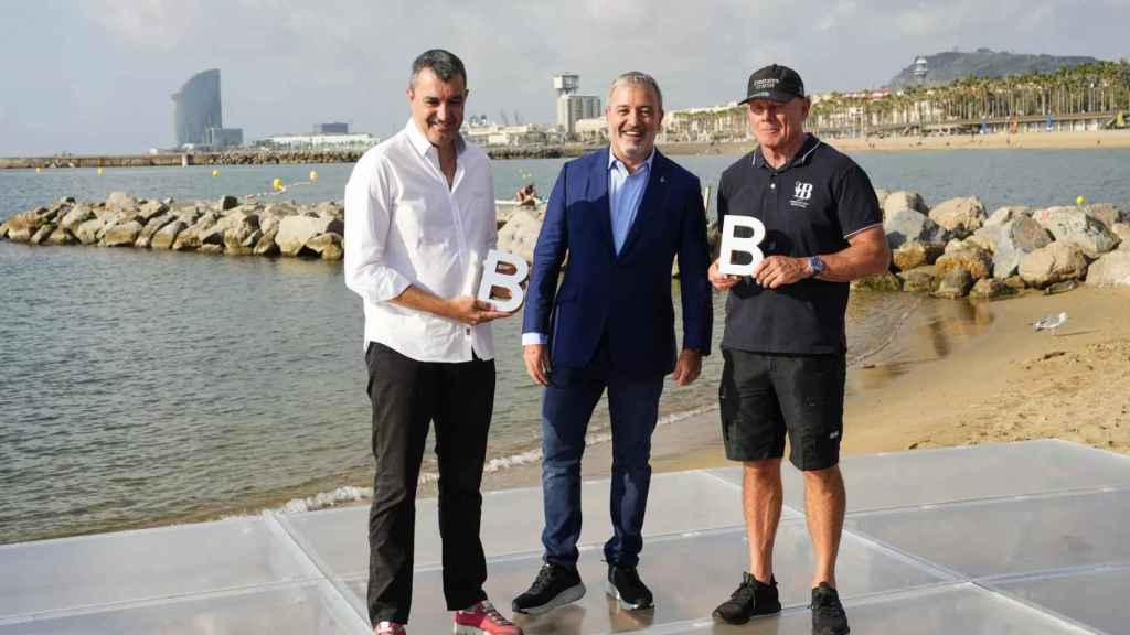 El alcalde de Barcelona, Jaume Collboni (c), y los directores generales de ambas competiciones, Javier Guillén (i) y Grant Dalton(d) / EFE - Alejandro Garcíaalba