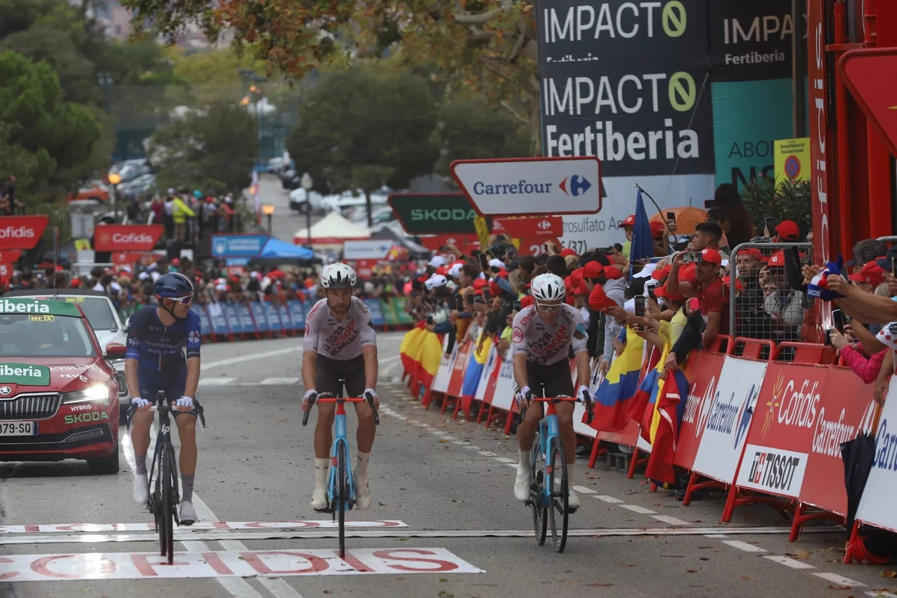 Ciclistas en la llegada de la segunda fase de La Vuelta en Barcelona / GALA ESPÍN